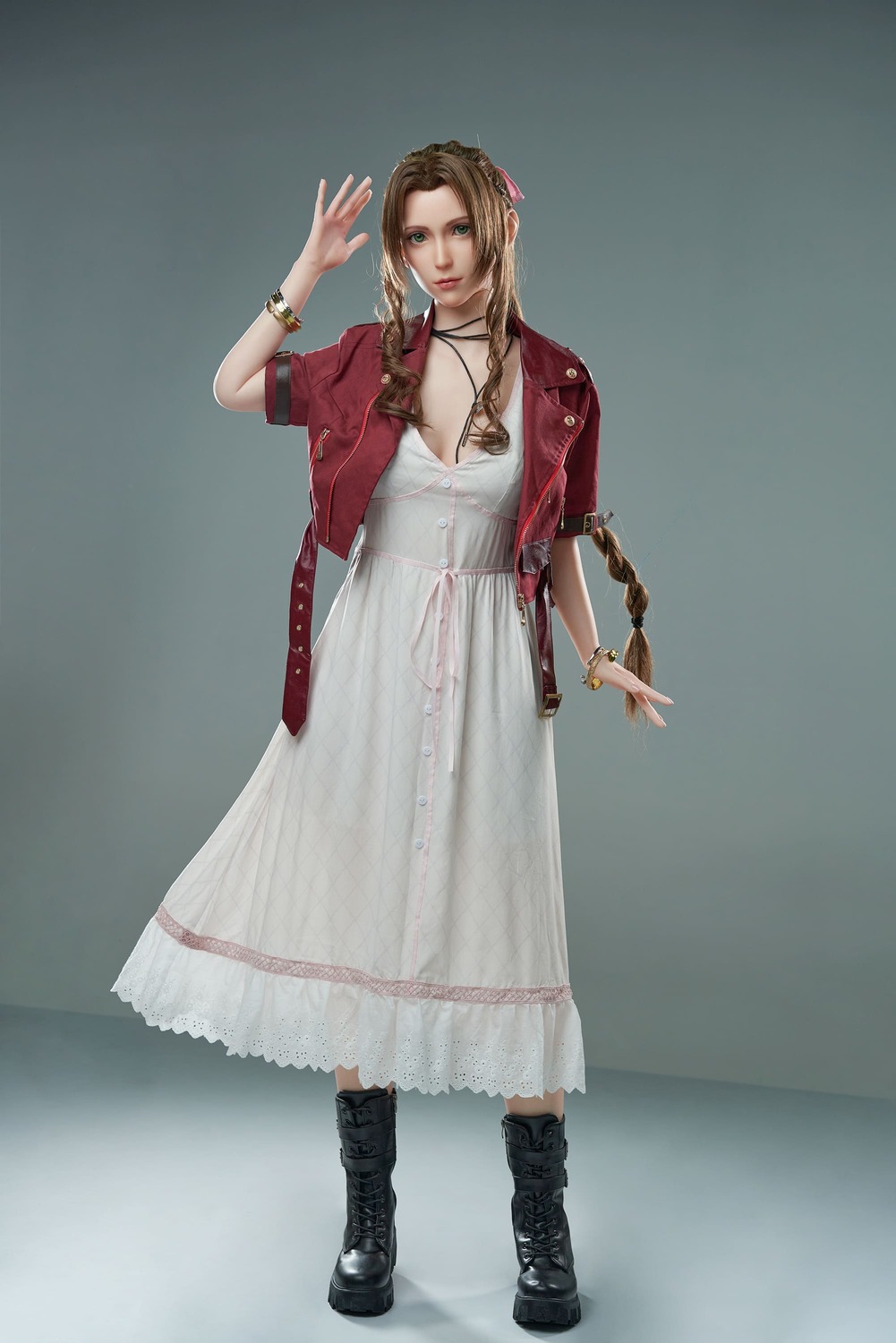 Seks lalka aerith - foto 12 | zelex. Pl Lalka erotyczna aerith trzyma rękę blisko twarzy