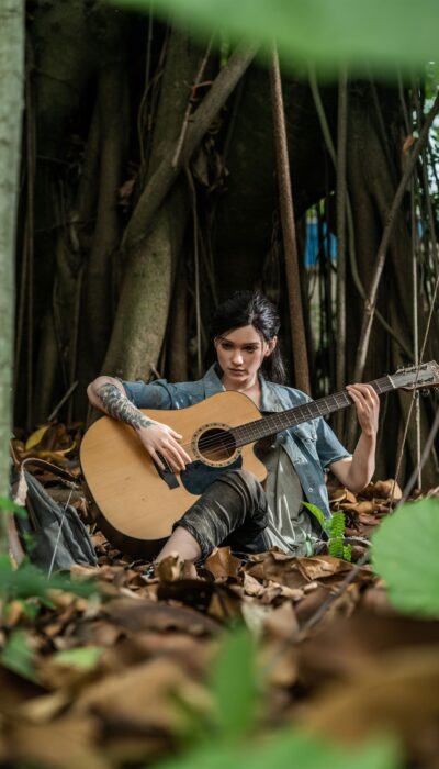 Seks lalka ellie - foto 2 | zelex. Pl Seks lalka ellie w lesie grająca na gitarze