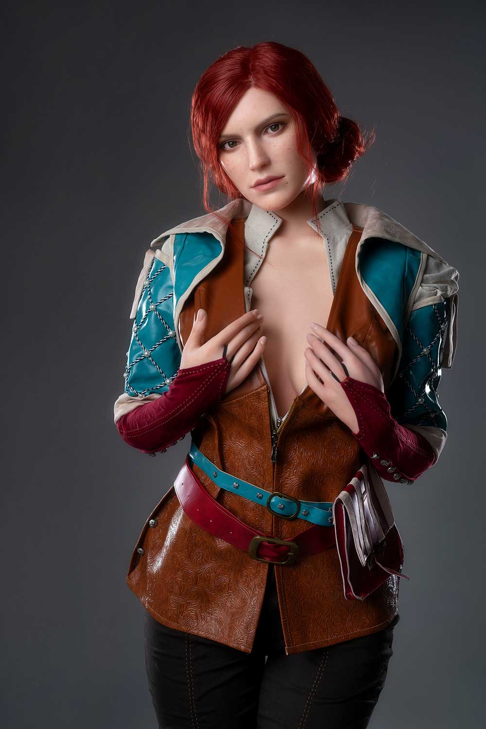 Seks lalka triss - foto 13 | zelex. Pl Seks lalka triss trzyma rękę na piersi