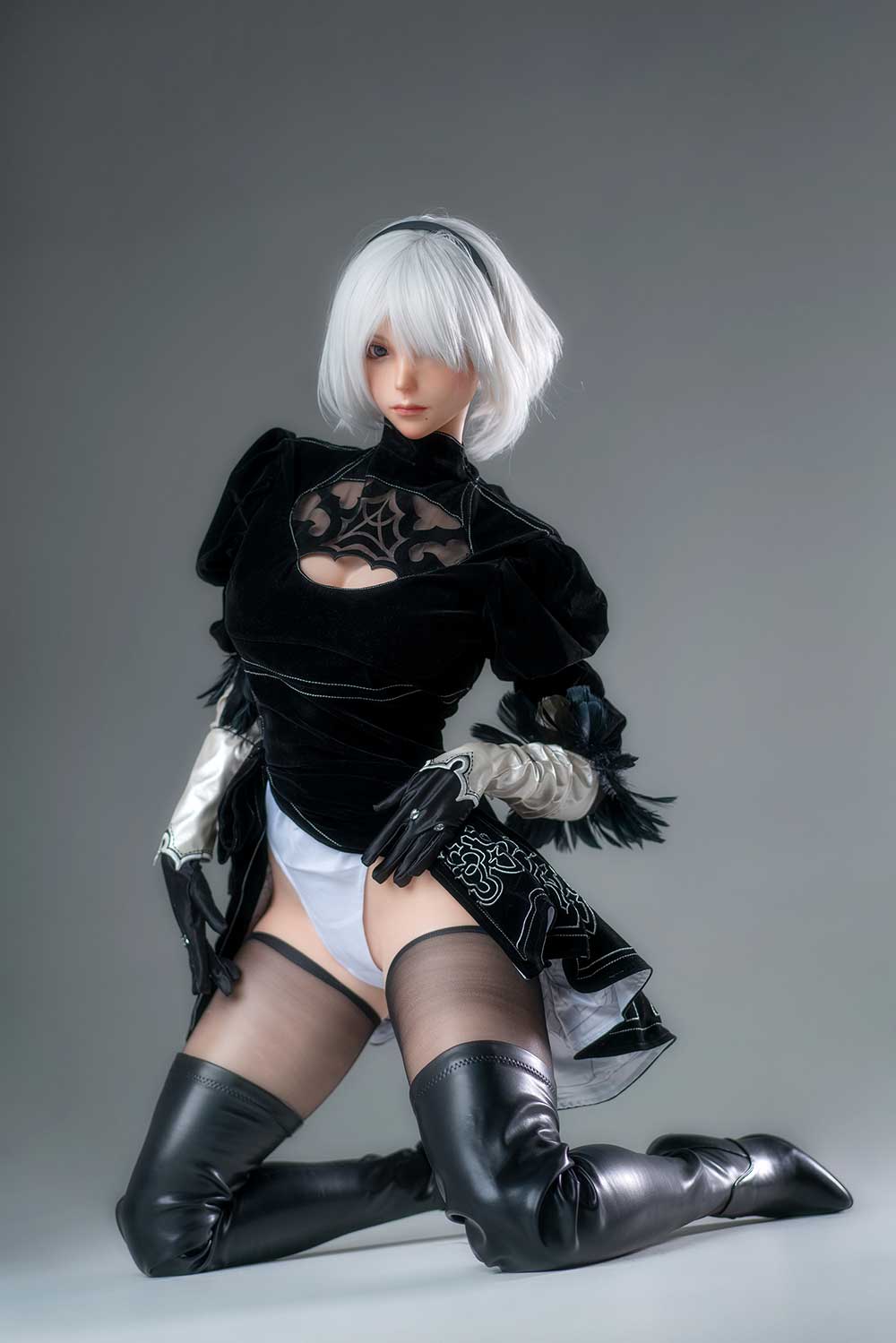 Seks lalka yorha – zdjęcie 19 | zelex. Pl Lalka erotyczna yorha klęczy na podłodze